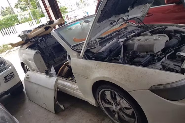 Chung cảnh ngộ hỏng động cơ với Bentley Continental Flying Spur là chiếc BMW 6-Series. Chiếc xe này cũng đã từng được độ mâm trước đó. Trên thị trường xe cũ, giá bán của một chiếc BMW 6-Series có tuổi đời hơn 12 năm tới nay vẫn được định giá lên tới gần 1 tỷ đồng.