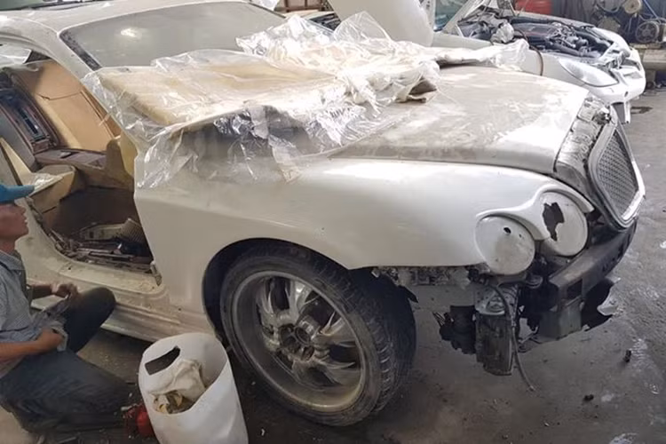 Giá trị mua mới cao ngất ngưởng chắc chắn sẽ làm nhiều người cảm thấy choáng váng. Nhưng khi biết được bộ ba xe Bentley Continental Flying Spur, BMW 6-Series và Mercedes-Benz SLK mới đây được rao bán rã xác với tổng giá trị cho cả 3 chiếc xe chỉ là 500 triệu đồng lịa khiến nhiều người mê xe ngạc nhiên hơn nữa.