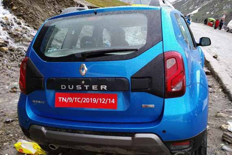 Phía sau Renault Duster 2019 mới thiết kế khá đơn giản nhưng tiện dụng và được xem là hướng đến các khách hàng nam giới nhiều hơn. Về ngoại hình, nó gây ấn tượng với thiết kế gai góc, hầm hố hơn các đối thủ cùng phân khúc.