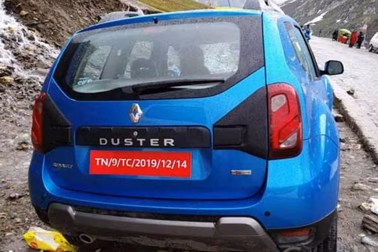 Phía sau Renault Duster 2019 mới thiết kế khá đơn giản nhưng tiện dụng và được xem là hướng đến các khách hàng nam giới nhiều hơn. Về ngoại hình, nó gây ấn tượng với thiết kế gai góc, hầm hố hơn các đối thủ cùng phân khúc.
