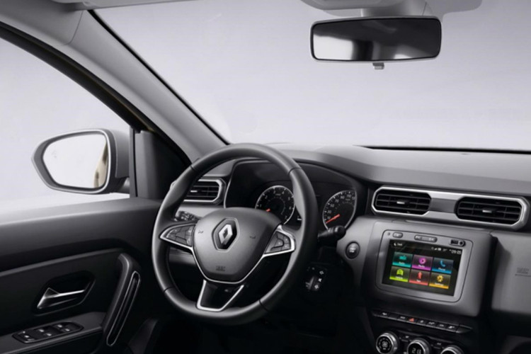 Nội thất của xe thiết kế đơn giản, nhưng có đầy đủ trang bị cần thiết như cửa điện, gương điện, điều khiển âm thanh trên vô-lăng, ga tự động v.v... Đáng chú ý là bảng điều khiển và hệ thống thông tin giải trí đã được nâng cấp với khả năng tương thích Apple CarPlay và Android Auto.