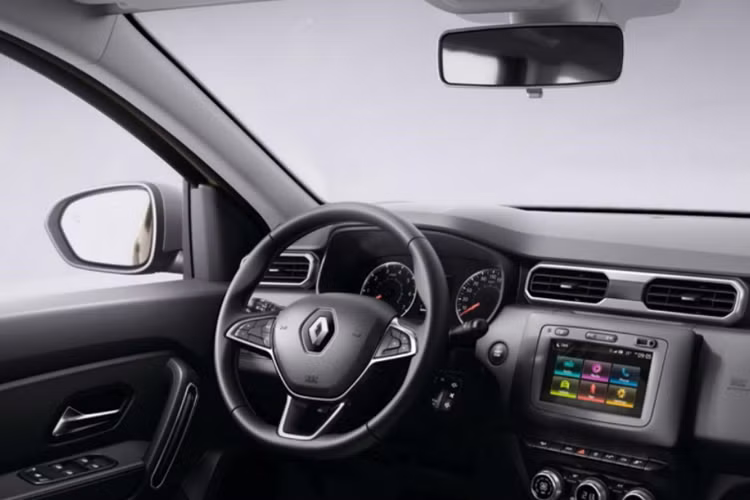 Nội thất của xe thiết kế đơn giản, nhưng có đầy đủ trang bị cần thiết như cửa điện, gương điện, điều khiển âm thanh trên vô-lăng, ga tự động v.v... Đáng chú ý là bảng điều khiển và hệ thống thông tin giải trí đã được nâng cấp với khả năng tương thích Apple CarPlay và Android Auto.