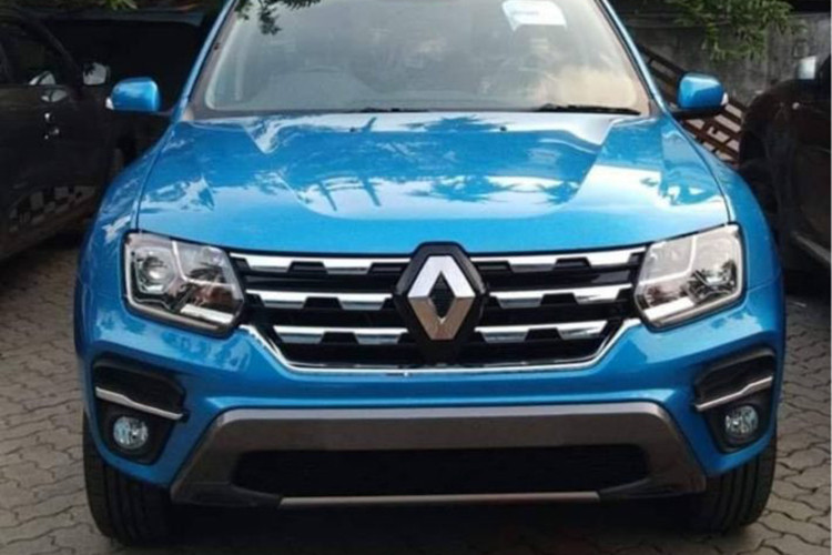 Duster mới vẫn sở hữu kích thước 4.315mm dài, 2.000mm rộng, 1.695mm cao, cùng chiều dài cơ sở 2.673mm - khá ấn tượng cho một mẫu SUV cỡ nhỏ. Xe sở hữu lưới tản nhiệt lớn, cản trước mới, đèn pha chiếu LED...