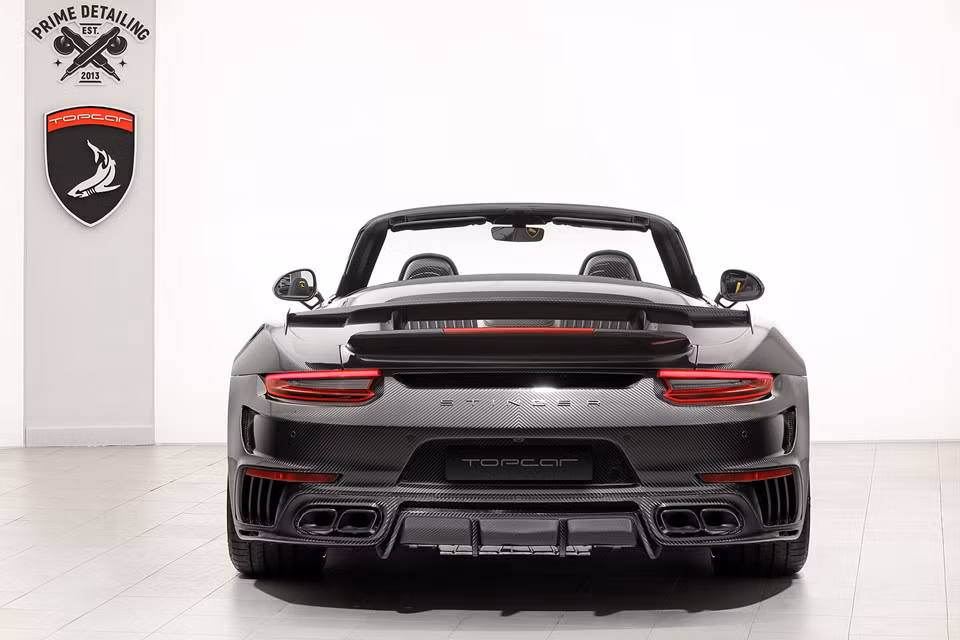 Không chỉ nâng cấp vẻ ngoài bằng các phụ kiện cao cấp, đắt tiền - TopCar còn xử lý cả phần hiệu năng. Khối động cơ V6 tăng áp kép 3.8 lít của 911 Turbo S được tinh chỉnh ECU cùng một số thay đổi khác. 