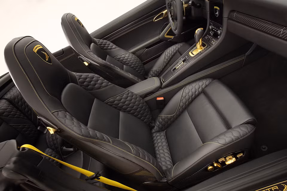 Tuy nhiên, điểm đặc biệt nhất của chiếc siêu xe thể thao Porsche độ này là hàng loạt các chi tiết trong nội thất được dát vàng thật - từ cần số, lẫy chuyển số, tay nắm cửa, những nút bấm chỉnh cửa kính điện, khe gió điều hòa tới cả các bàn đạp chân phanh và chân ga.