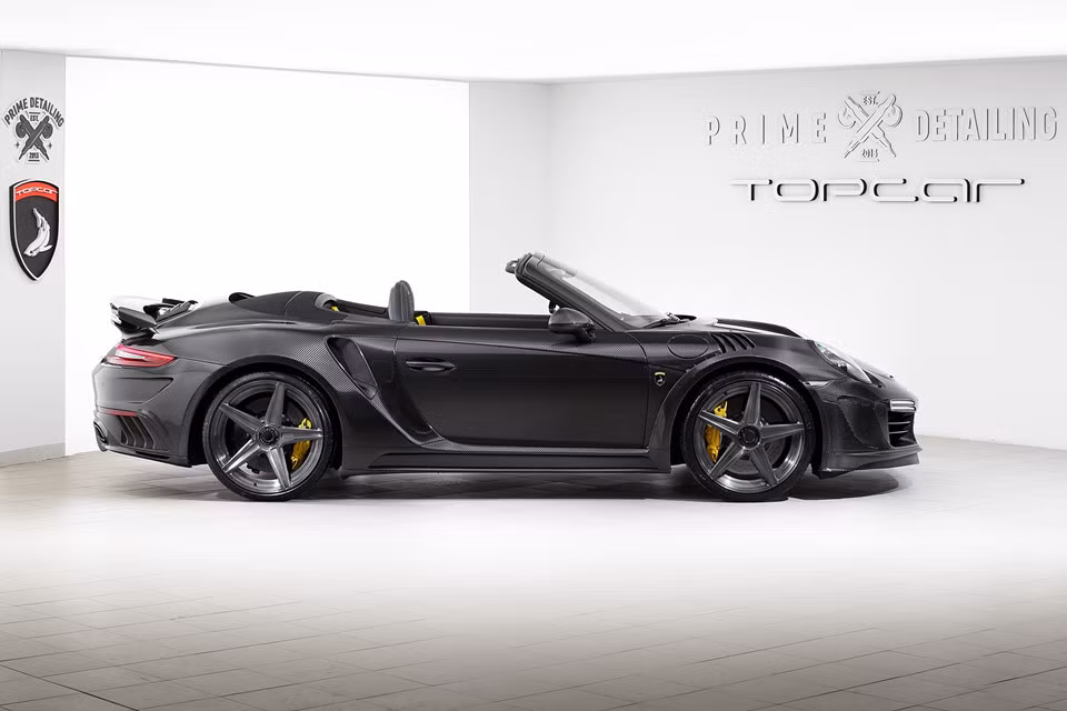 Ngay từ tên gọi, có thể thấy chiếc Stinger GTR Carbon Edition đã trở nên khác biệt hoàn toàn so với nguyên bản với vật liệu sợi carbon làm chủ đạo. Cánh đuôi, các bộ khuếch tán và khe gió đều lộ vân đặc trưng của sợi carbon, khiến xe trở nên ngầu và thể thao hơn.