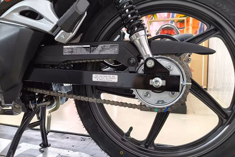 Trong khi đó, Wave 125i nhập khẩu từ Malaysia được điều chỉnh để phù hợp với các yêu cầu giao thông và tiêu chuẩn khí thải của quốc gia này. Một trong những điểm khác biệt đáng chú ý là cặp giảm xóc sau có kích thước lớn hơn và gắp sau chắc chắn hơn.