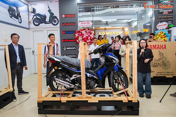 Theo các đơn vị phân phối, dù giá bán cao hơn nhiều so với Honda Future 125 FI nhưng Wave 125i vẫn thu hút được một nhóm khách hàng riêng, chủ yếu là những người đam mê xe máy, yêu thích xe nhập khẩu và có sự hiểu biết về độ bền cơ khí của các mẫu xe "Made in Thailand" hay Malaysia.