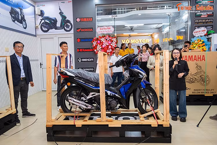 Theo các đơn vị phân phối, dù giá bán cao hơn nhiều so với Honda Future 125 FI nhưng Wave 125i vẫn thu hút được một nhóm khách hàng riêng, chủ yếu là những người đam mê xe máy, yêu thích xe nhập khẩu và có sự hiểu biết về độ bền cơ khí của các mẫu xe "Made in Thailand" hay Malaysia.