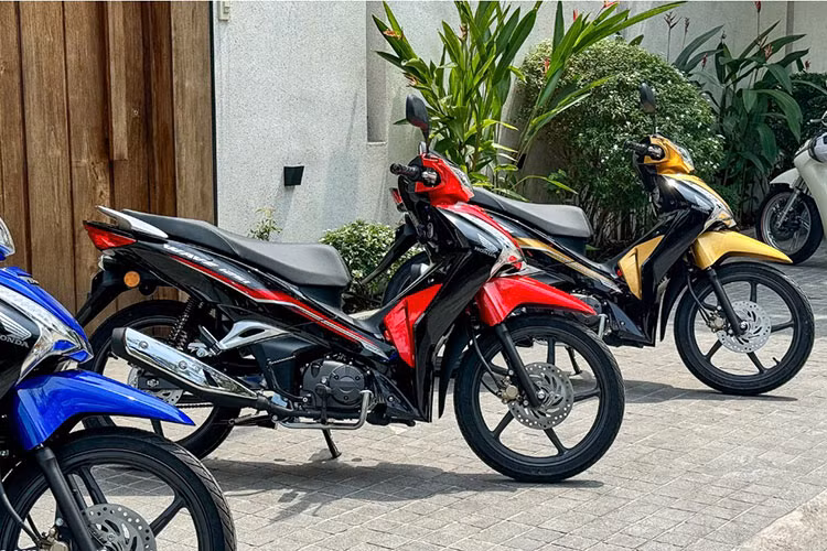 Tuy nhiên, trong khoảng 3 năm trở lại đây, Honda Future 125 FI đã phải đối mặt với sự cạnh tranh gay gắt từ các "người anh em" của mình, đặc biệt là mẫu xe máy số Honda Wave 125i nhập khẩu từ Thái Lan và Malaysia. Mẫu xe này không chỉ sở hữu kiểu dáng tương tự mà còn có nhiều tính năng và trang bị khá tương đồng với Future 125 FI, khiến người tiêu dùng có thêm nhiều lựa chọn.