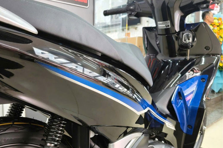 Mặc dù mức giá xe Wave 125i nhập khẩu từ Thái Lan và Malaysia này cao gấp 2 - 2,5 lần so với đề xuất bán ra chính hãng của Honda Future 125 FI (chỉ từ 30,524 - 32,193 triệu đồng), nhưng mẫu xe Wave 125i nhập khẩu vẫn thu hút khách hàng Việt hơn.