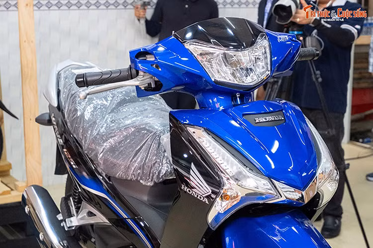 Honda Wave 125i được sản xuất tại Thái Lan và Malaysia, có sự khác biệt về một số chi tiết để phù hợp với điều kiện giao thông và tiêu chuẩn khí thải của từng quốc gia, nhưng mẫu xe này có thiết kế và cấu hình gần như giống hệt Future 125 FI. Những năm gần đây, Wave 125i nhập khẩu từ Thái Lan và Malaysia liên tiếp gia nhập thị trường Việt Nam, gây không ít sự chú ý đối với người tiêu dùng.