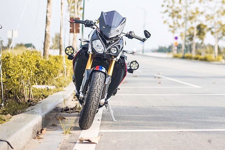 Chiếc xe môtô BMW S1000R được chủ nhân tại Sài Gòn độ lại với một loạt đồ chơi khủng cực chất. Nhờ đó, ngoại hình xe cũng trở nên "hầm hố" hợp với phong cách đường phố hơn hẳn. Ấn tượng nhất là phần kính gió lớn được bộ sung ngay trước đầu xe.