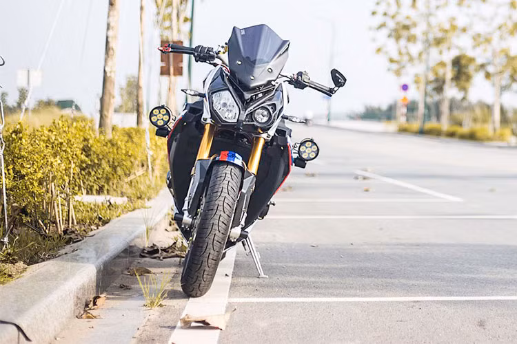 Chiếc xe môtô BMW S1000R được chủ nhân tại Sài Gòn độ lại với một loạt đồ chơi khủng cực chất. Nhờ đó, ngoại hình xe cũng trở nên "hầm hố" hợp với phong cách đường phố hơn hẳn. Ấn tượng nhất là phần kính gió lớn được bộ sung ngay trước đầu xe.