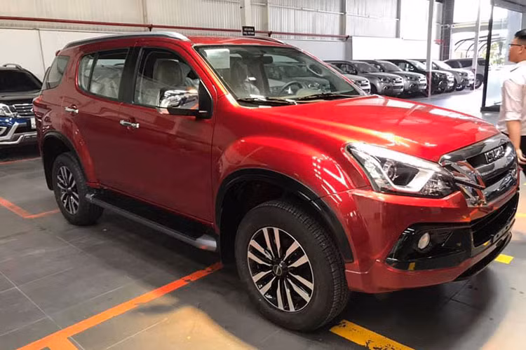 Gây chú ý nhất chính là mẫu xe "ế thường niên" Isuzu mu-X, do chỉ bán được 0 chiếc. So với tháng 4 trước đó (bán 10 xe), tháng 5/2021 vừa qua Isuzu mu-X ế nhất Việt Nam không bán được chiếc nào. Cộng dồn sau 5 tháng, Isuzu mu-X bán được 76 xe, giảm 54,4% so với cùng kỳ năm ngoái (bán 183 xe). Với 4 phiên bản được phân phối ở Việt Nam, Isuzu mu-X hiện có mức giá dao động từ 779 triệu đến 1,12 tỷ đồng.