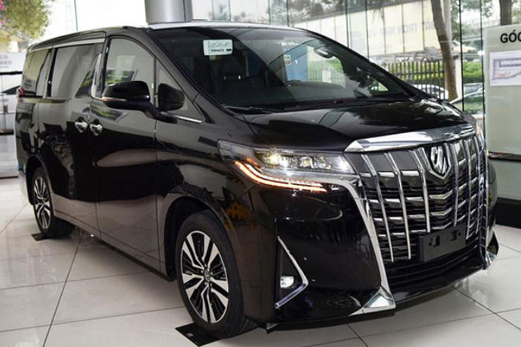 Toyota Alphard chưa bao giờ vắng bóng trong danh sách Top 10 xe bán ế hàng tháng. Điều nãy cũng dễ hiểu khi giá bán của Alphard đắt đỏ hơn 4 tỷ đồng, hiển nhiên không thể dành cho số đông. Chiếc MPV cao cấp của Toyota có lượng bán ra trong tháng 5/2021 là 7 xe, tăng 2 chiếc so với tháng trước. Tính từ đầu năm đến nay đã có 32 xe rời đại lý, tăng 28% so với năm 2020 (bán 25 xe).