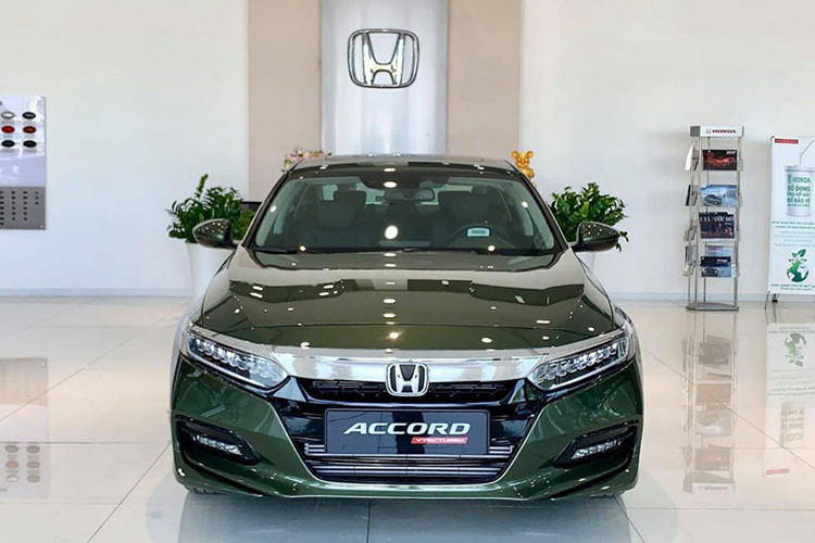 Ở vị trí số 5 trong tháng 5/2021 là Honda Accord với lượng tiêu thụ là 15 chiếc, tăng gấp đôi so với tháng trước. Sau 5 tháng đầu năm, chiếc sedan cỡ D nhà Honda bán được 64 chiếc. Honda Accord hiện vẫn chỉ được bán 1 phiên bản duy nhất ở Việt Nam nhưng có 2 lựa chọn giá theo màu, gồm màu trắng giá 1,329 tỷ đồng và các màu còn lại giá 1,319 tỷ đồng.