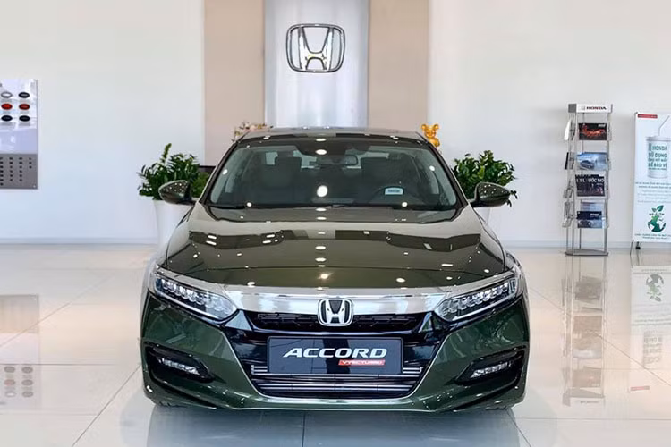 Ở vị trí số 5 trong tháng 5/2021 là Honda Accord với lượng tiêu thụ là 15 chiếc, tăng gấp đôi so với tháng trước. Sau 5 tháng đầu năm, chiếc sedan cỡ D nhà Honda bán được 64 chiếc. Honda Accord hiện vẫn chỉ được bán 1 phiên bản duy nhất ở Việt Nam nhưng có 2 lựa chọn giá theo màu, gồm màu trắng giá 1,329 tỷ đồng và các màu còn lại giá 1,319 tỷ đồng.