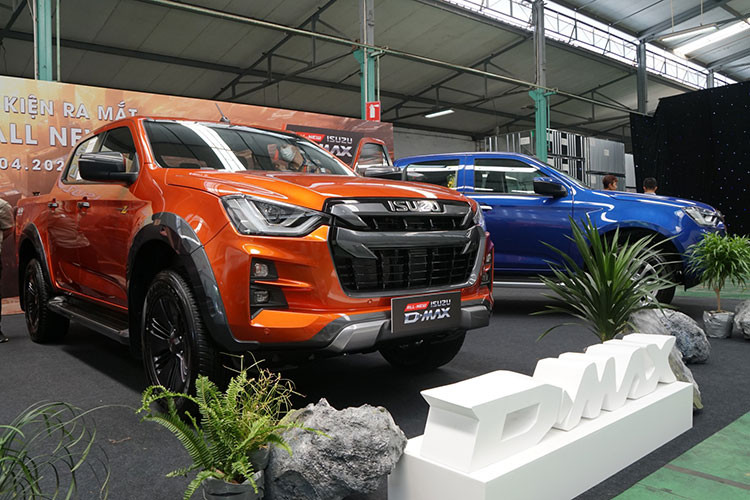 Chiếc bán tải nhà Isuzu trong tháng 5 vừa qua bán được 36 chiếc, tăng 6 chiếc so với tháng trước đó. Cộng dồn 5 tháng D-Max bán được 66 xe, thấp nhất phân khúc bán tải ở Việt Nam. Isuzu D-Max hiện đang bán thế hệ mới, được giới thiệu tới người tiêu dùng Việt Nam từ tháng 4 /2021 với 3 phiên bản thay vì 4 bản như trước. Giá dao động từ 630-850 triệu đồng.