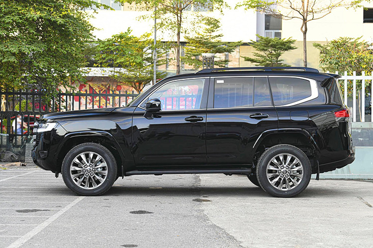 Không chỉ điều chỉnh giá bán, Land Cruiser LC300 còn được nâng cấp và bổ sung một số trang bị đáng chú ý. Nẹp ốp chân cửa trước và sau có thêm đèn chiếu sáng, đèn trên nắp ca-pô cũng được trang bị thêm.