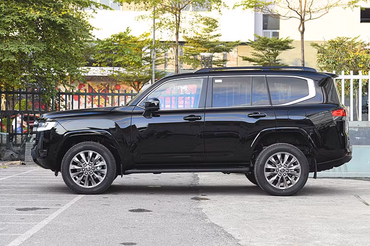 Không chỉ điều chỉnh giá bán, Land Cruiser LC300 còn được nâng cấp và bổ sung một số trang bị đáng chú ý. Nẹp ốp chân cửa trước và sau có thêm đèn chiếu sáng, đèn trên nắp ca-pô cũng được trang bị thêm.