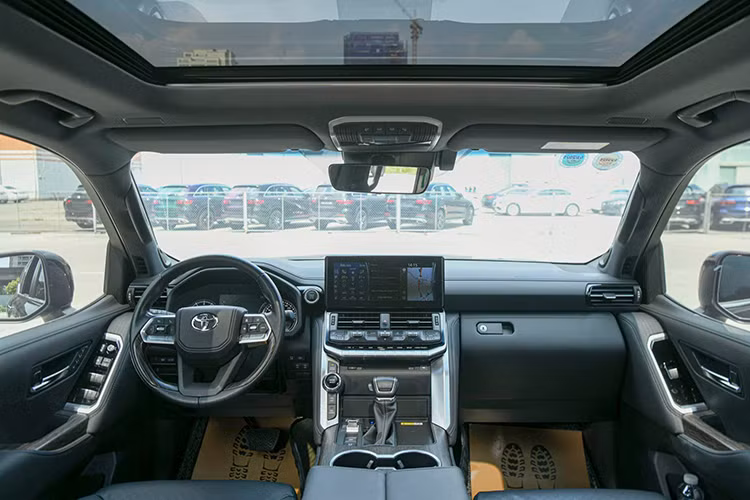 Bên trong nội thất, kích thước màn hình sau vô lăng tăng từ 7 inch lên 12,3 Tuy nhiên, mẫu SUV này không còn được trang bị sạc không dây như trước. Gói công nghệ Toyota Safety Sense được nâng cấp từ phiên bản 2.0 lên 3.0, bổ sung hệ thống hỗ trợ ra khỏi xe an toàn và hệ thống phanh hỗ trợ đỗ xe tích hợp nhận diện người đi bộ.