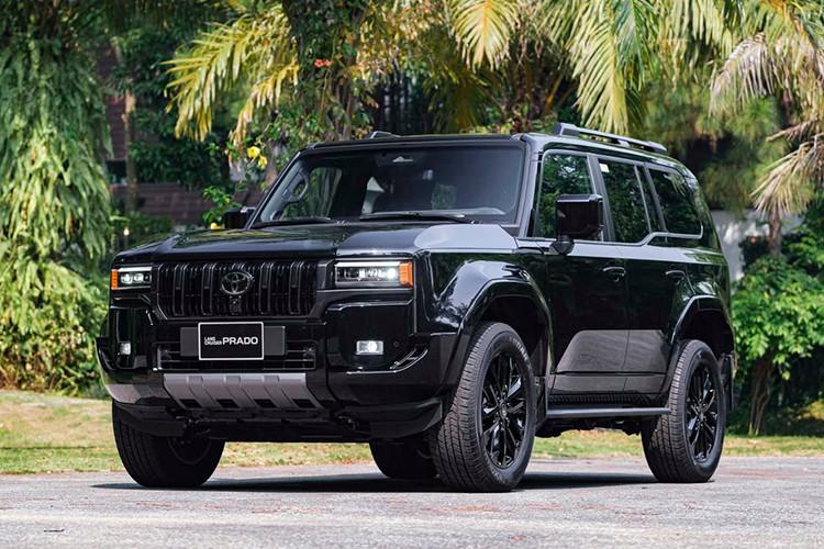 Bên cạnh Land Cruiser LC300, Toyota Việt Nam cũng cập nhật thêm phiên bản Toyota Land Cruiser Prado M 2025 mới, có giá bán 3,460 tỷ đồng, thấp hơn phiên bản cao cấp nhất khoảng 20 triệu đồng. Nếu chọn màu trắng ngọc trai, mức giá sẽ trở lại 3,480 tỷ đồng.