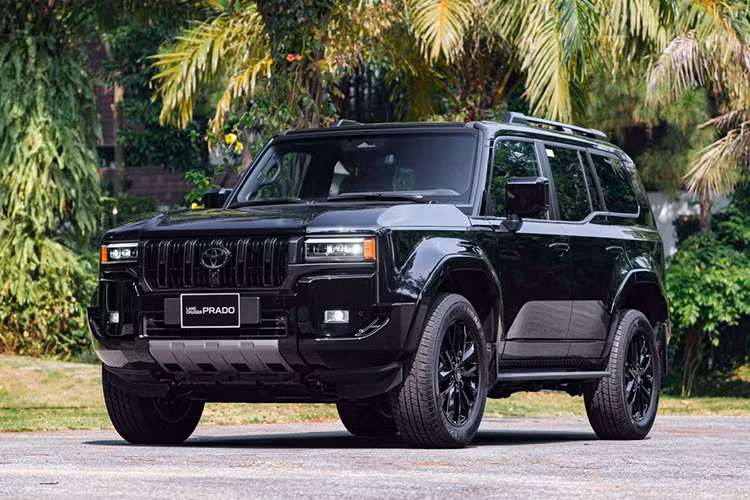 Bên cạnh Land Cruiser LC300, Toyota Việt Nam cũng cập nhật thêm phiên bản Toyota Land Cruiser Prado M 2025 mới, có giá bán 3,460 tỷ đồng, thấp hơn phiên bản cao cấp nhất khoảng 20 triệu đồng. Nếu chọn màu trắng ngọc trai, mức giá sẽ trở lại 3,480 tỷ đồng.