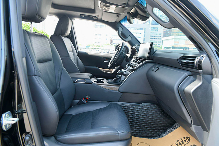 Theo thông tin từ đại lý, những lô xe Toyota Land Cruiser mới dự kiến sẽ cập bến Việt Nam vào cuối tháng 3/2025. Tuy nhiên, Toyota Việt Nam vẫn chưa đưa ra xác nhận chính thức về lịch giao xe cũng như các thay đổi cụ thể.