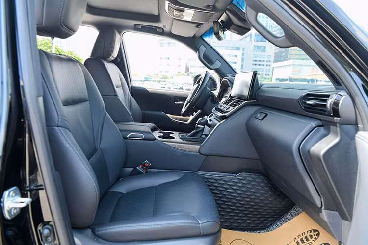 Theo thông tin từ đại lý, những lô xe Toyota Land Cruiser mới dự kiến sẽ cập bến Việt Nam vào cuối tháng 3/2025. Tuy nhiên, Toyota Việt Nam vẫn chưa đưa ra xác nhận chính thức về lịch giao xe cũng như các thay đổi cụ thể.