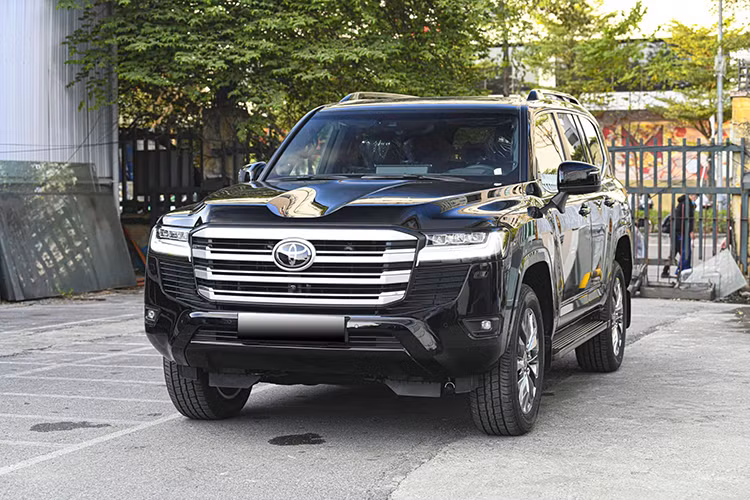 Xe sử dụng động cơ V6 3.5L tăng áp kép, đi kèm hộp số tự động 10 cấp, mang đến khả năng vận hành mạnh mẽ hơn so với thế hệ trước. Mẫu SUV này cũng được trang bị thêm các chế độ chạy địa hình.