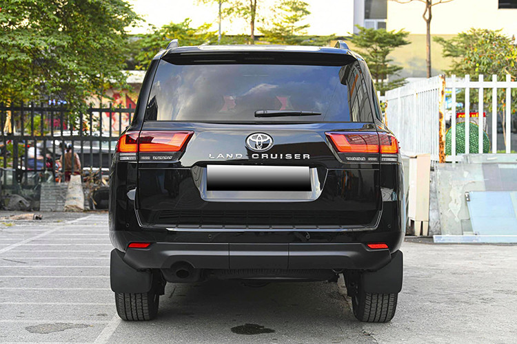 Toyota Land Cruiser thế hệ mới ra mắt tại Việt Nam vào tháng 7/2021, Land Cruiser LC300 được thay đổi toàn diện từ thiết kế nội/ngoại thất, hệ thống khung gầm cho đến công nghệ an toàn.