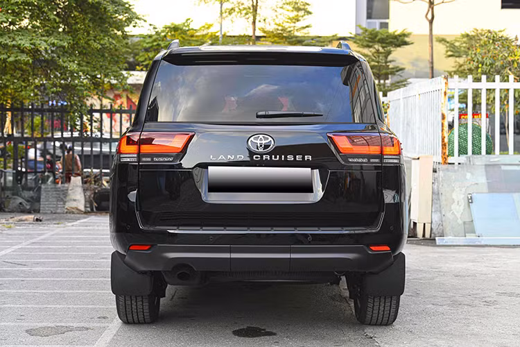Toyota Land Cruiser thế hệ mới ra mắt tại Việt Nam vào tháng 7/2021, Land Cruiser LC300 được thay đổi toàn diện từ thiết kế nội/ngoại thất, hệ thống khung gầm cho đến công nghệ an toàn.