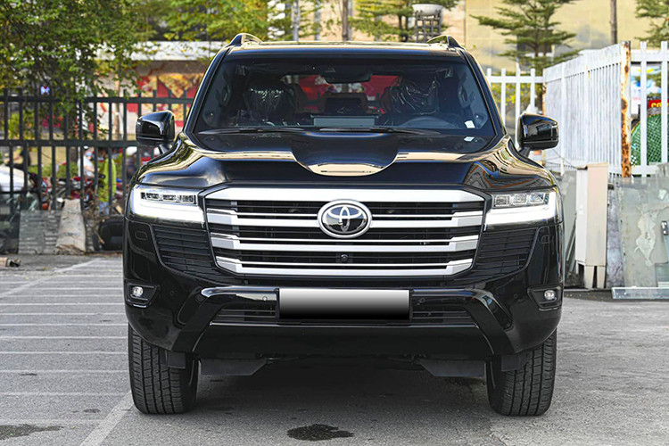 Toyota Việt Nam vừa cập nhật giá bán mới cho hai mẫu SUV cao cấp Toyota Land Cruiser LC300 và Land Cruiser Prado LC250 trên website chính thức. Theo cập nhật mới nhất, mức giá xe Toyota Land Cruiser LC300 hiện bán ra 4,580 tỷ đồng, tăng 294 triệu đồng so với trước.