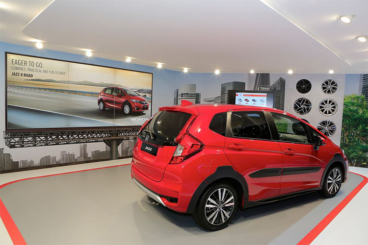 Honda Jazz X-Road vẫn sử dụng hệ thống động cơ tương tự so với bản tiêu chuẩn. Xe được trang bị hệ thống động cơ 1.3L i-VTEC, sản sinh công suất 102 mã lực, mô-men xoắn cực đại 123 Nm, đi kèm lựa chọn hộp số sàn 6 cấp hoặc hộp số vô cấp CVT. Honda Jazz X-Road được trang bị tiêu chuẩn tính năng City-Brake Active System (CTBA).