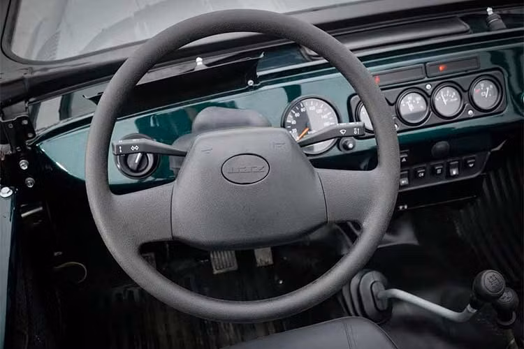 Bên trong, tương tự bản mui kín, nội thất của xe gần như kế thừa truyền thống cũ của mẫu 469 – một chiếc xe địa hình với tiêu chí offroad. Sàn xe thoát nước nhanh là một ưu điểm của mẫu xe này. Vị trí ghế lái xe cao giúp kiểm soát tốt tình huống trên đường, cải thiện khả năng lái và làm tăng mức độ an toàn trong mọi hoàn cảnh.