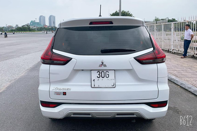 Phía sau, đèn đuôi và đèn phanh chữ L tách rời, cụm đèn hậu tích hợp công nghệ đèn LED. Gầm xe cũng thiết kế ấn tượng với cản sau lớn, ống xả giấu phía dưới gầm kèm lốp dự phòng. Mâm xe được thiết kế dang hợp kim đa chấu nhưng với 5 chấu lớn sở hữu hai tông màu khá ấn tượng, kích thước của mâm xe 16 inch và đi kèm với lốp Dunlop kích thước 205/55.