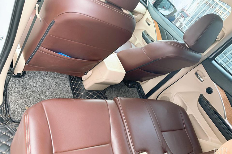 Trên phiên bản số tự động, Xpander được trang bị hệ thống giải trí với màn hình cảm ứng 6,2 inch, nút bấm khởi động, kiểm soát hành trình, vô-lăng tích hợp các chức năng và cần số bọc da. Xe cũng được Mitsubishi tối ưu sự tiện dụng cho hành khách khi thiết kế tới 16 khu vực để đồ. Xe chỉ có điều hòa chỉnh tay, nhưng có tới 2 dàn lạnh và hệ thống chỉnh gió độc lập cho hàng ghế sau.