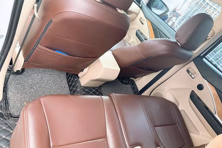 Trên phiên bản số tự động, Xpander được trang bị hệ thống giải trí với màn hình cảm ứng 6,2 inch, nút bấm khởi động, kiểm soát hành trình, vô-lăng tích hợp các chức năng và cần số bọc da. Xe cũng được Mitsubishi tối ưu sự tiện dụng cho hành khách khi thiết kế tới 16 khu vực để đồ. Xe chỉ có điều hòa chỉnh tay, nhưng có tới 2 dàn lạnh và hệ thống chỉnh gió độc lập cho hàng ghế sau.