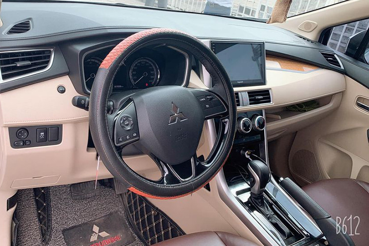 Bên trong nội thất, Xpander 2019 mới sẽ chỉ có duy nhất trang bị ghế nỉ, chỉnh cơ nhưng trên chiếc xe này, chủ nhân đã bọc da mới. Xe có đủ 3 hàng ghế để chở đủ 7 người trưởng thành, trong đó hàng ghế thứ 2 gập theo tỉ lệ 60/40, còn hàng ghế thứ 3 gập theo tỉ lệ 50/50.