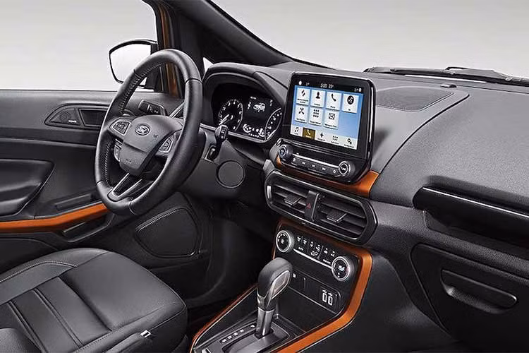 Các ghế ngồi của xe được bọc trong da đen Ebony Black và thêu chỉ màu cam Satin Orange tương phản. Ngoài ra, những chi tiết ốp trong xe cũng đã được Ford sơn lại trong tông màu cam tương tự khiến nó bắt mắt hơn.