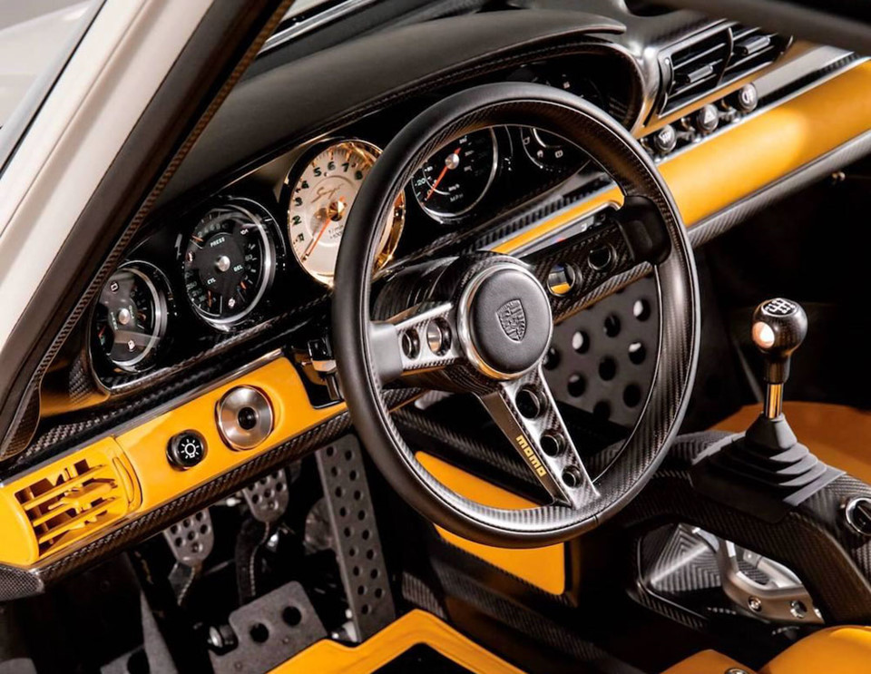 Khối động cơ nguyên bản với 6 xi-lanh nằm ngang, được tăng dung tích từ 3,6 lít lên 4,0 lít, sử dụng hệ thống xú-páp kép DOHC, hệ thống bôi trơn cùng nhiên liệu được thiết kế lại hoàn toàn. Các van được làm từ titan, và nhiều chi tiết khác trong động cơ cũng được làm từ magie. Điều này giúp chiếc xe đạt công suất ấn tượng 493 mã lực, hơn gấp đôi so với 243 mã lực trên động cơ nguyên bản.