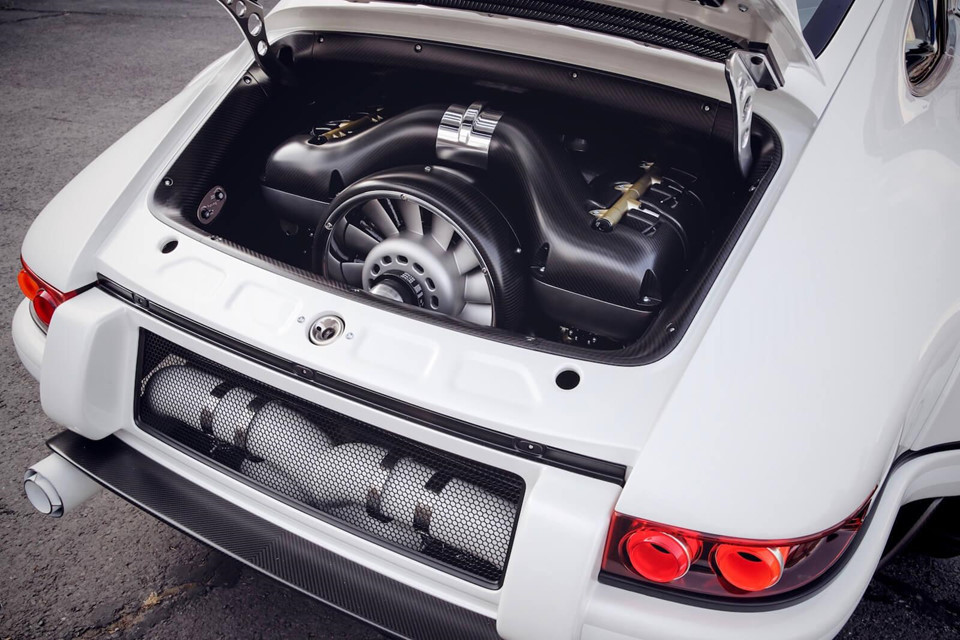 Phần hấp dẫn nhất của chiếc xe nằm ở "trái tim", đây được cho là khối động cơ làm mát bằng không khí lớn nhất từng được chế tạo. Đội ngũ Williams Advenced Engineering với sự cố vấn của kỹ sư Porsche nổi tiếng Hans Mezger đã chế tạo lại động cơ của chiếc 911 đời 1990.