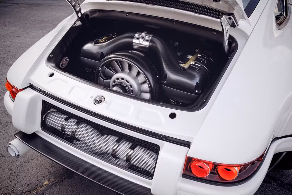 Phần hấp dẫn nhất của chiếc xe nằm ở "trái tim", đây được cho là khối động cơ làm mát bằng không khí lớn nhất từng được chế tạo. Đội ngũ Williams Advenced Engineering với sự cố vấn của kỹ sư Porsche nổi tiếng Hans Mezger đã chế tạo lại động cơ của chiếc 911 đời 1990.