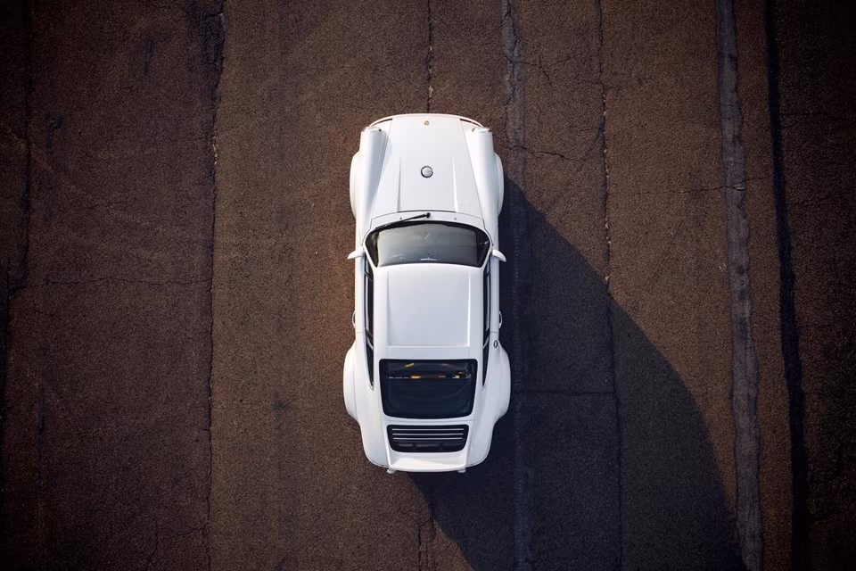 Bộ mâm BBS lòng sâu của DLS sở hữu thiết kế như mâm Fuchs từng được Porsche trang bị cho những chiếc 911 cổ, nhưng sử dụng ốc bắt trung tâm như xe đua và được làm từ magie rèn siêu nhẹ, cùng với bộ lốp Michelin Pilot Sport Cup 2 chuyên dành cho siêu xe.