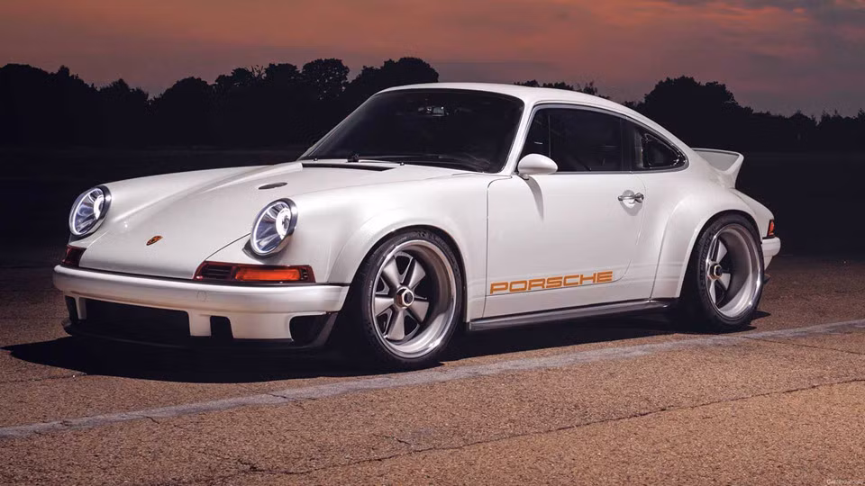 Hệ thống phanh của chiếc xe cũng được thay đổi với phanh đĩa gốm-carbon Brembo tương tự như trên siêu xe Bugatti Chiron. Không những thế, chiếc xe có tuổi đời gần 30 năm còn được trang bị công nghệ ABS, phân phối lực phanh điện tử EBD và cân bằng điện tử ESP, hệ thống kiểm soát lực kéo có thể điều chỉnh chế độ. Ngoài ra, Hệ thống treo được tinh chỉnh lại cho cảm giác lái ấn tượng và ổn định hơn.