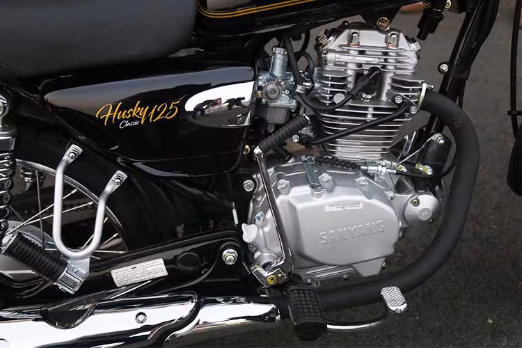 Xe sở hữu động cơ 1 xy-lanh, kiểu máy đứng, dung tích 124,6 cc, 5 số tới thông dụng (còn gọi là số tròn), làm mát bằng gió, công suất 7,5 KW (10Hp)/8.500rpm, mô-men xoắn 9Nm/7.000rpm, mức tiêu hao xăng khoảng hơn 50km/lít (theo đánh giá của nhà sản xuất).