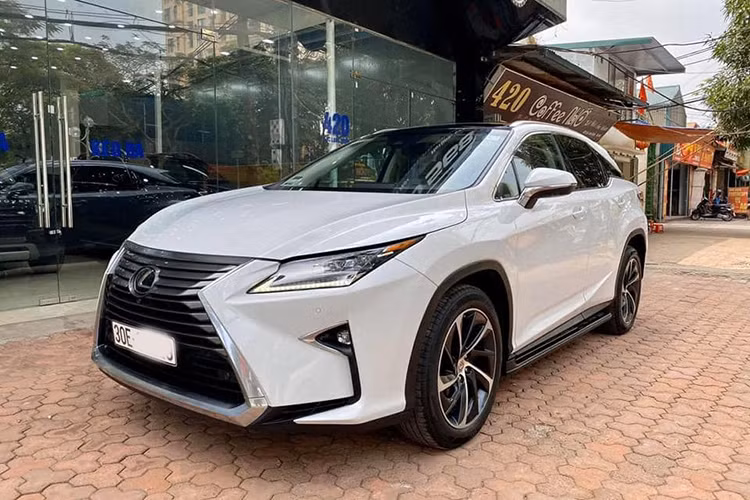 Những chiếc xe sang Lexus được đánh giá là khá ổn định và giữ giá tại Việt nam sau nhiều năm sử dụng, chiếc Lexus RX 350 đời 2016 trong bài viết này cũng không ngoại lệ. Qua tới 4 năm sử dụng và con số lăn bánh của xe lên tới hơn 38.000km, tuy nhiên giá xe Lexus RX 350 cũ này vẫn được chào bán không kém khi mua mới là bao. Tại thị trường Việt Nam, nó là đối thủ của Mercedes-Benz GLE hay BMW X5...