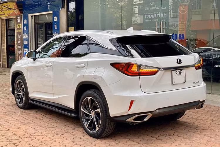 Lexus RX350 đời 2016 được trang bị động cơ V6 3.5l nạp khí tự nhiên quen thuộc từ thế hệ trước, với công suất được nâng lên 300 mã lực nhờ hệ thống phun nhiên liệu trực tiếp. Đi kèm với động cơ này là hộp số tự động 8 cấp. Xe được trang bị hệ thống cảnh báo điểm mù BSM và hệ thống cảnh báo điểm mù khi lùi RCTA...