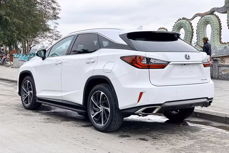 Thân xe với các đường nét nổi tạo cảm giác năng động, cụm đèn hậu tạo hình chữ L đặt trưng của Lexus vuông vức và gãy gọn hơn với dải đèn LED trải dài từ cửa sau sang đến hai bên thân xe, đèn báo rẽ với các bóng LED cũng có tính năng thắp sáng tuần tự như ở phía trước. Xe có các tùy chọn mâm đúc 19 hoặc 20 inch. Trong đó, chiếc RX350 này sở hữu mâm 20 inch đa chấu dàng cánh quạt khá bắt mắt.